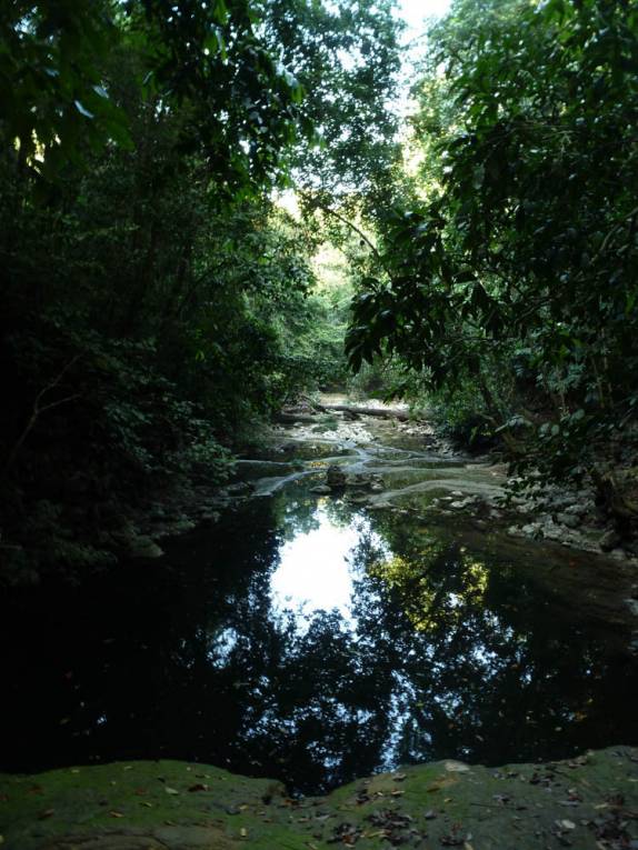 Um dos 'Siete' altares, no rio que está quase seco nessa época do ano, em Livingston, no litoral da Guatemala